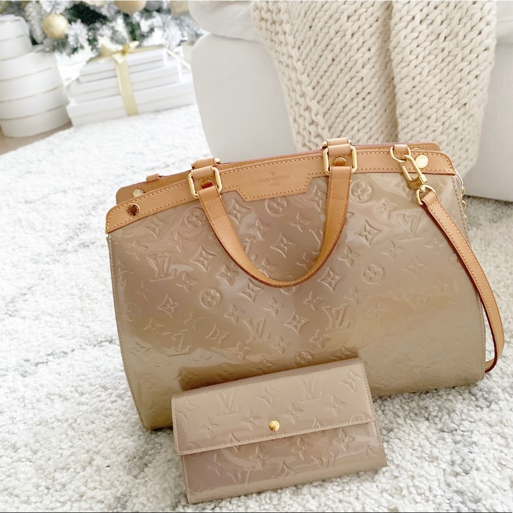 Stunning Louis Viutton Vernis Brea bag in Poudre